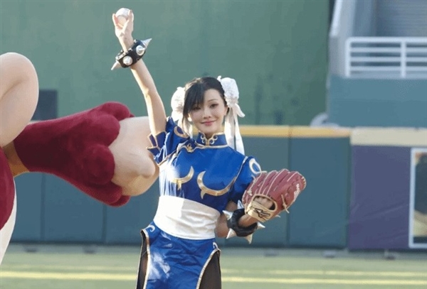 Cosplay女神变身春丽，派拉蒙联手乐天桃园棒球赛开球