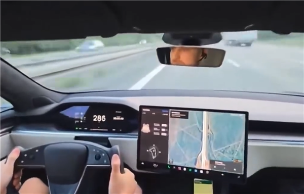 特斯拉Model S Plaid时速286公里翻车，司机幸存：轮胎问题惹祸